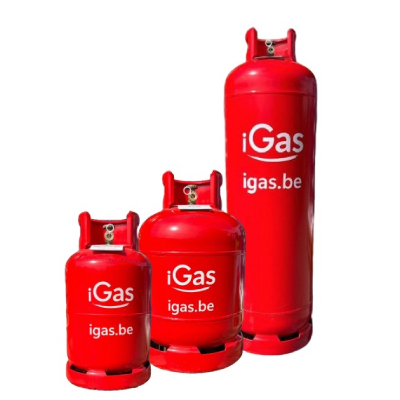 Trois bonbonnes de gaz rouges de tailles différentes, alignées côte à côte. Elles portent le logo blanc 'iGas' ainsi que l’adresse du site web 'igas.be'